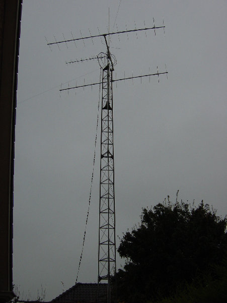 De VHF/UHF antennes zijn geplaatst
