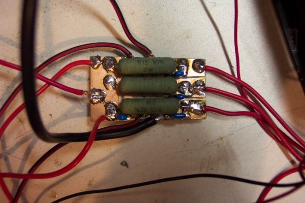 De emitters van de 2N3055's worden hier aan elkaar gekoppeld. Dit is de uitgang.