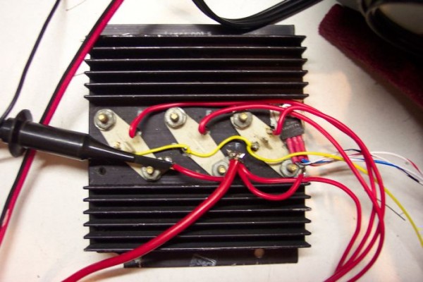 Dit is het koelblok met de 2N3055's en de LM317. Het koelblok moet actief gekoeld worden, vanwege zijn formaat (beetje klein)