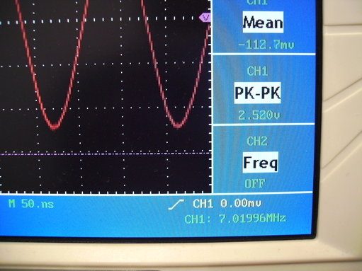 De frequentie gemeten met de digitale oscilloscoop. Je kunt nog net zien dat het signaal op 7.02 MHz een keurige sinus is.
