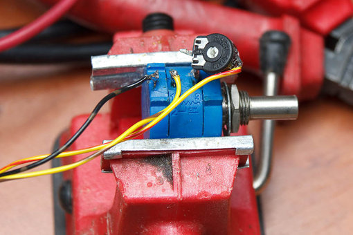 20110819-_MG_8141_800px.jpg (100.27 KiB) 130026 keer bekeken Potmeter op potmeter in de 12V lijn (niet de loper).