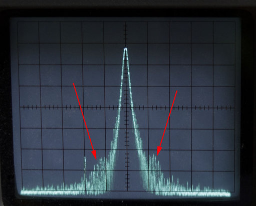 Voor het extra filter_.jpg (90.36 KiB) 126566 keer bekeken Voordat het extra filter was geplaatst. Let op de spikes links en rechts op de helling van de draaggolf.
