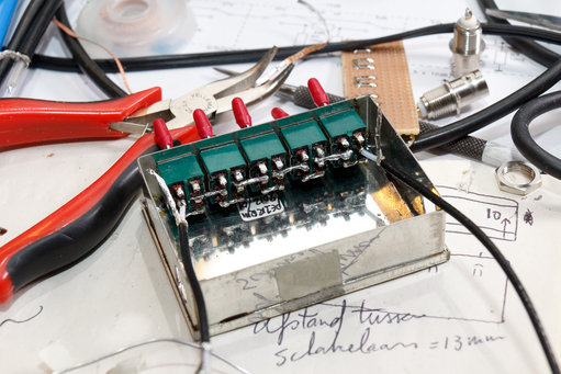 Schakelaars in blikje.jpg (1.04 MiB) 46166 keer bekeken Die afstand van 13mm die je kunt lezen op dat kladblokje, geldt voor de boorgaten