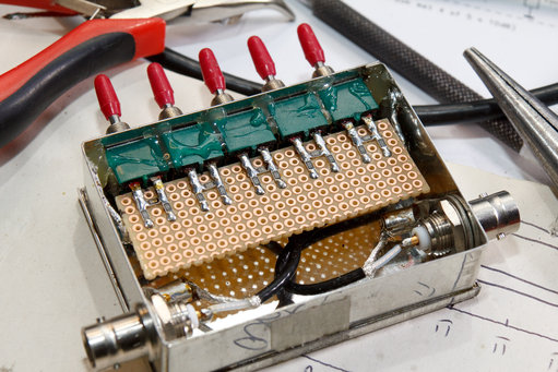 Print op de schakelaars monteren.jpg (1.27 MiB) 46166 keer bekeken later heb ik de coax kabeltjes nog ingekort en minder ver afgestript