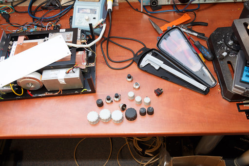 20130118-IMG_0986-3000px.jpg (1.02 MiB) 90865 keer bekeken Knopjes uitzoeken. Deze had ik eerder al op een radiomarkt gekocht.