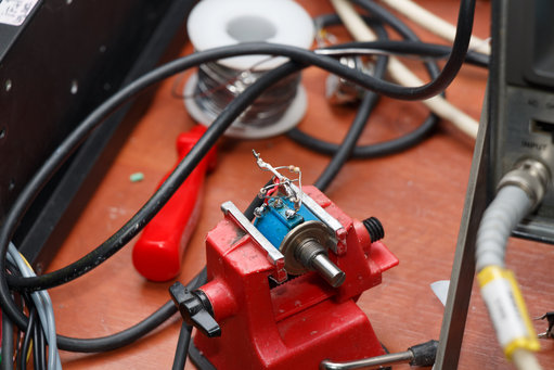 20130119-IMG_0993-3000px.jpg (759.17 KiB) 90865 keer bekeken De Pre-amp in de Dantec tuner is regelbaar en moet je ook van een spanning voorzien. De maximale spanning (ca. 8V) komt kritisch: teveel spanning en de versterking loopt weer terug. Vooral op kortegolf frequenties. Tunen dus! Ik heb de preamp regelbaar gemaakt met een potmeter en de maximale gain getuned met een weerstandsnetwerkje.