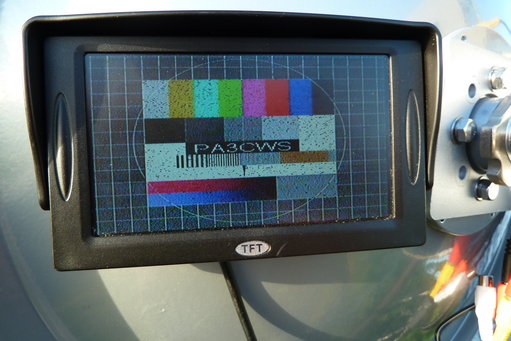 P1030332.JPG (4.76 MiB) 20305 keer bekeken Dit is twee meter terug op hetzelfde pad. Ik heb geen gebouwen in de buurt gehad, dus verwachtte ik geen reflecties. Waarschijnlijk is de straal zo dun met 24dBi gain, dat dit al uitmaakt in je traject.