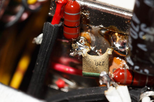 20140108-IMG_6063-800px.jpg (96.94 KiB) 125550 keer bekeken L C filtertje in de VT lijn direct aan de tuner (rechts zie je het 24V VCC filter)