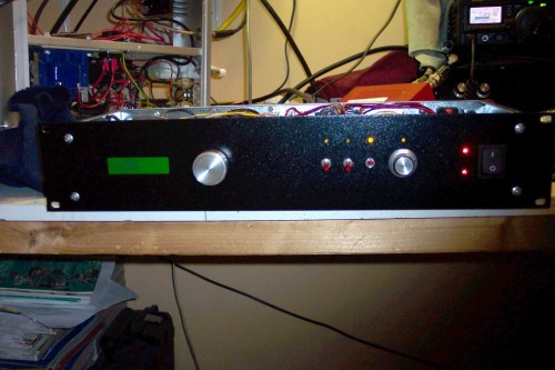 100_2211a.jpg (134.16 KiB) 49423 keer bekeken En zo ziet de voorkant er uit. Van links naar rechts: display - frequentiekeuze rotary dial - schakelaar analoge carrier 1 - schakelaar analoge carrier 2 - TX schakelaar - RF power potmeter - 230V schakelaar