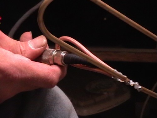 IMGA1832.JPG (100.33 KiB) 122711 keer bekeken Voorbereiden van de dipool. Verderop zie je een foto van hoe hij in de beam zit.