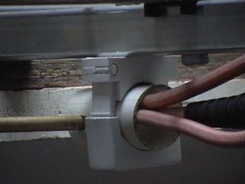 IMGA1825.JPG (101.39 KiB) 250673 keer bekeken Tip: Een OBO zadel kan heel mooi als bevestiging dienen aan de boom. De dipool-balun kun je vastmaken in een stukje PVC buis en die kun je volgieten met thermische lijm bijvoorbeeld (in ieder geval niet geleidend).