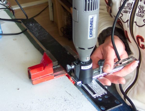 100_2393a.jpg (55.65 KiB) 57359 keer bekeken Frontje frezen voor display NICAM encoder